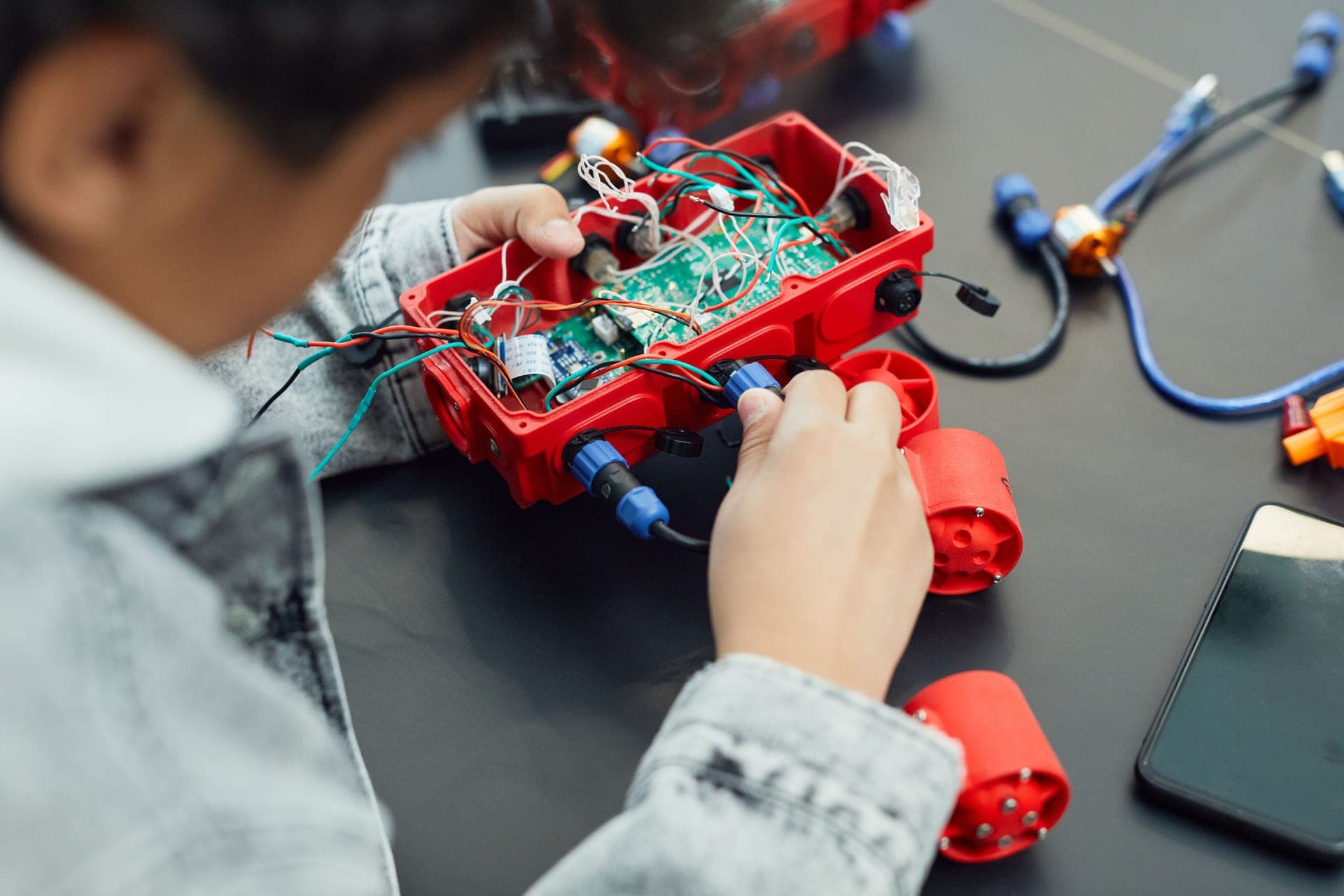 A child wiring a simple electric circuit