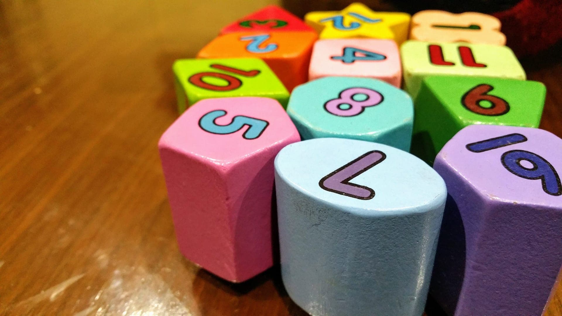 Colorful linking cubes for early math