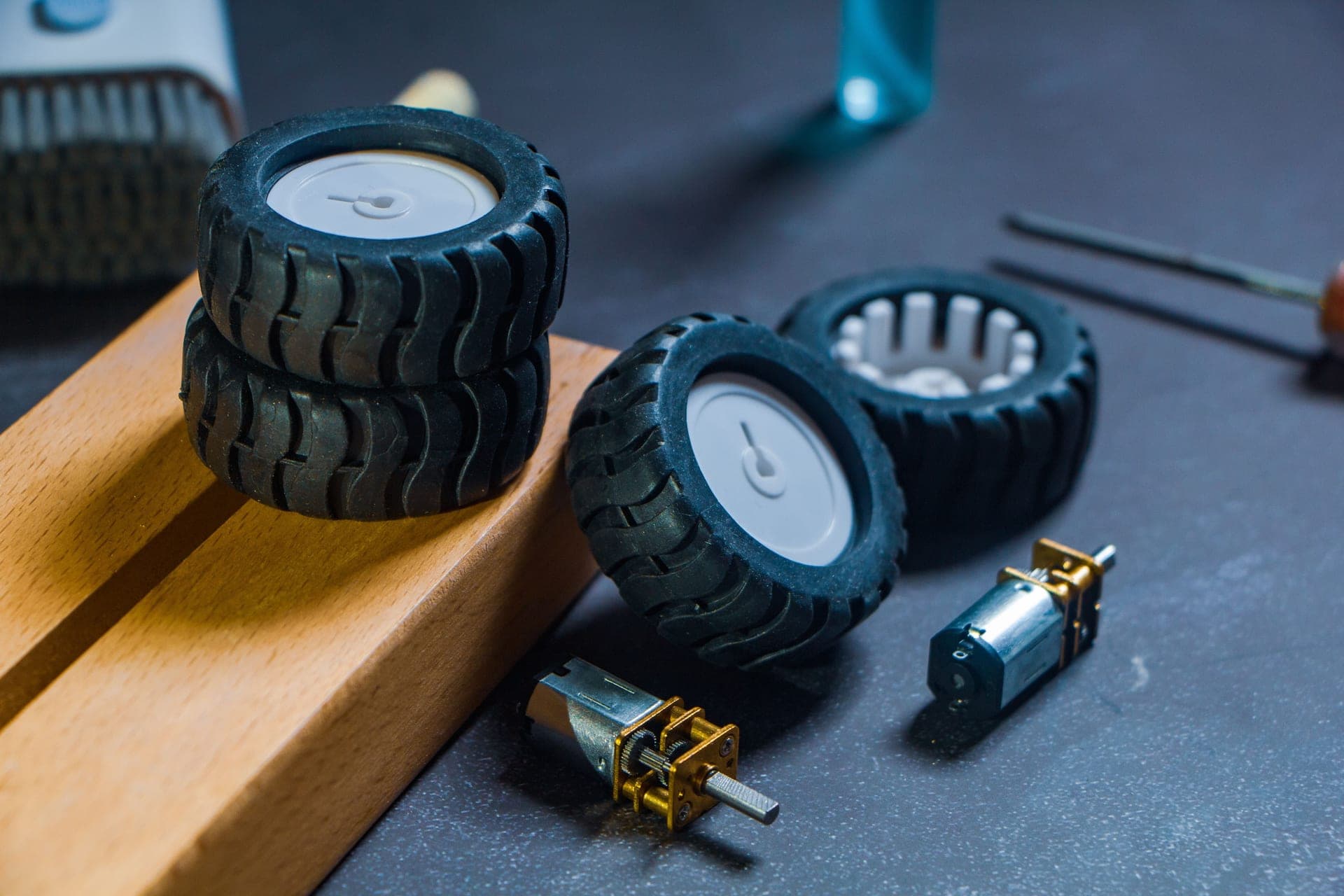 A programmable robot kit with wheels
