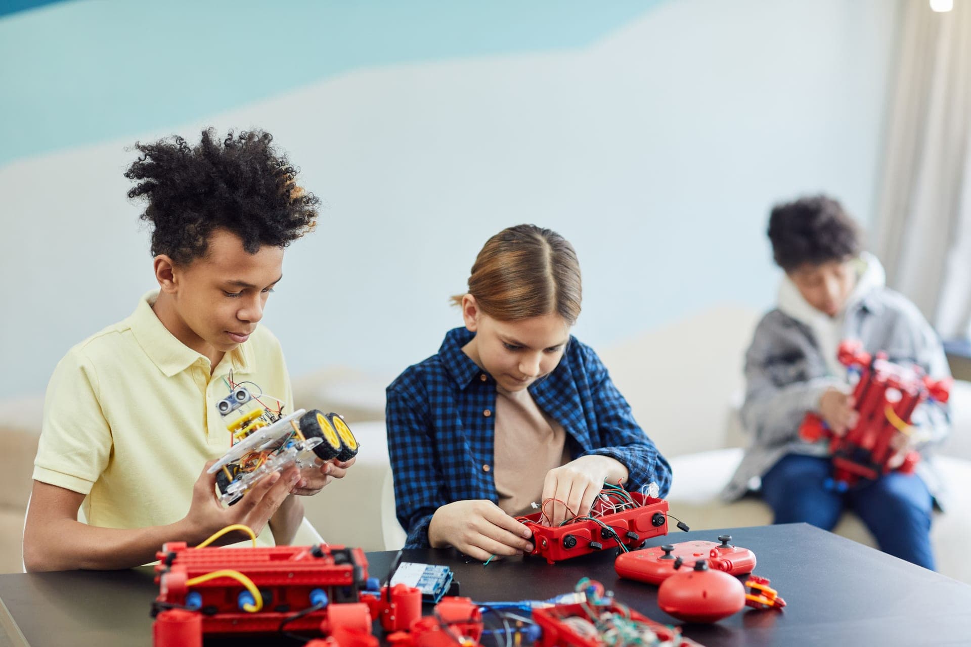 Children building a motorized model